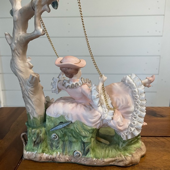 Vintage Porcelain Music Box. Lady Victorian dress. Fly me to the moon tune. - Picture 5 of 6